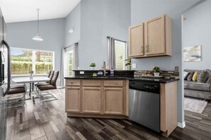 Kochgeschirr/Geschirr/Besteck, Esstisch