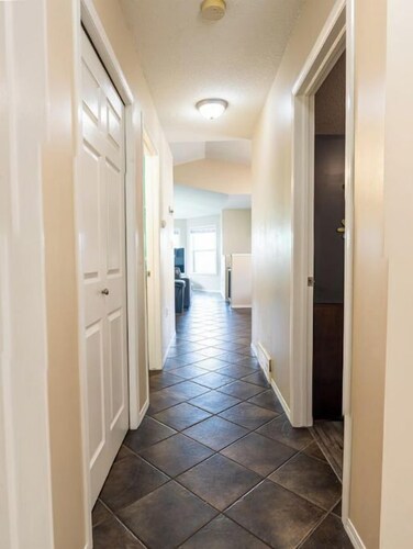 Beautiful home in quiet neighbourhood, sleeps 10!