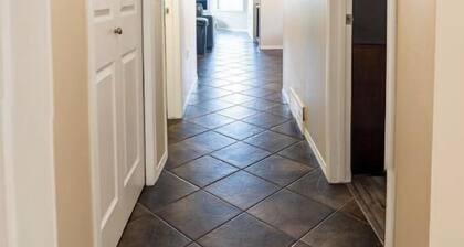 Beautiful home in quiet neighbourhood, sleeps 10!