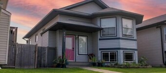 Beautiful home in quiet neighbourhood, sleeps 10!