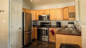 Køleskab, mikrobølgeovn, ovn, kogeplade