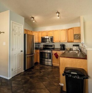 Køleskab, mikrobølgeovn, ovn, kogeplade