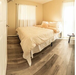 4 habitaciones, tabla de planchar con plancha y cuna de viaje 