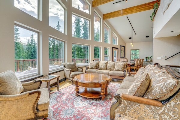 Una Smart TV, una chimenea, un futbolín, una mesa de tenis de mesa