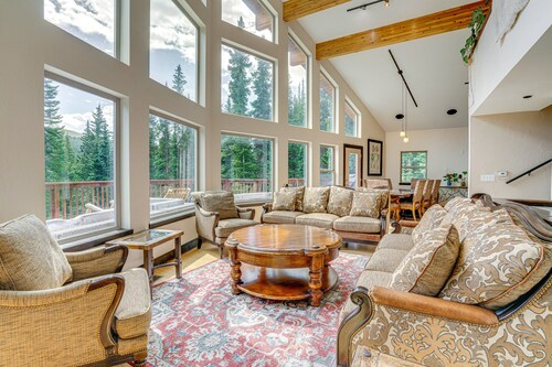 Pristine Breckenridge Home w/ Hot Tub & Mtn Views!
