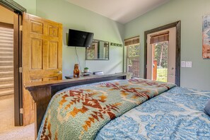 4 bedrooms, desk, iron/ironing board, travel cot