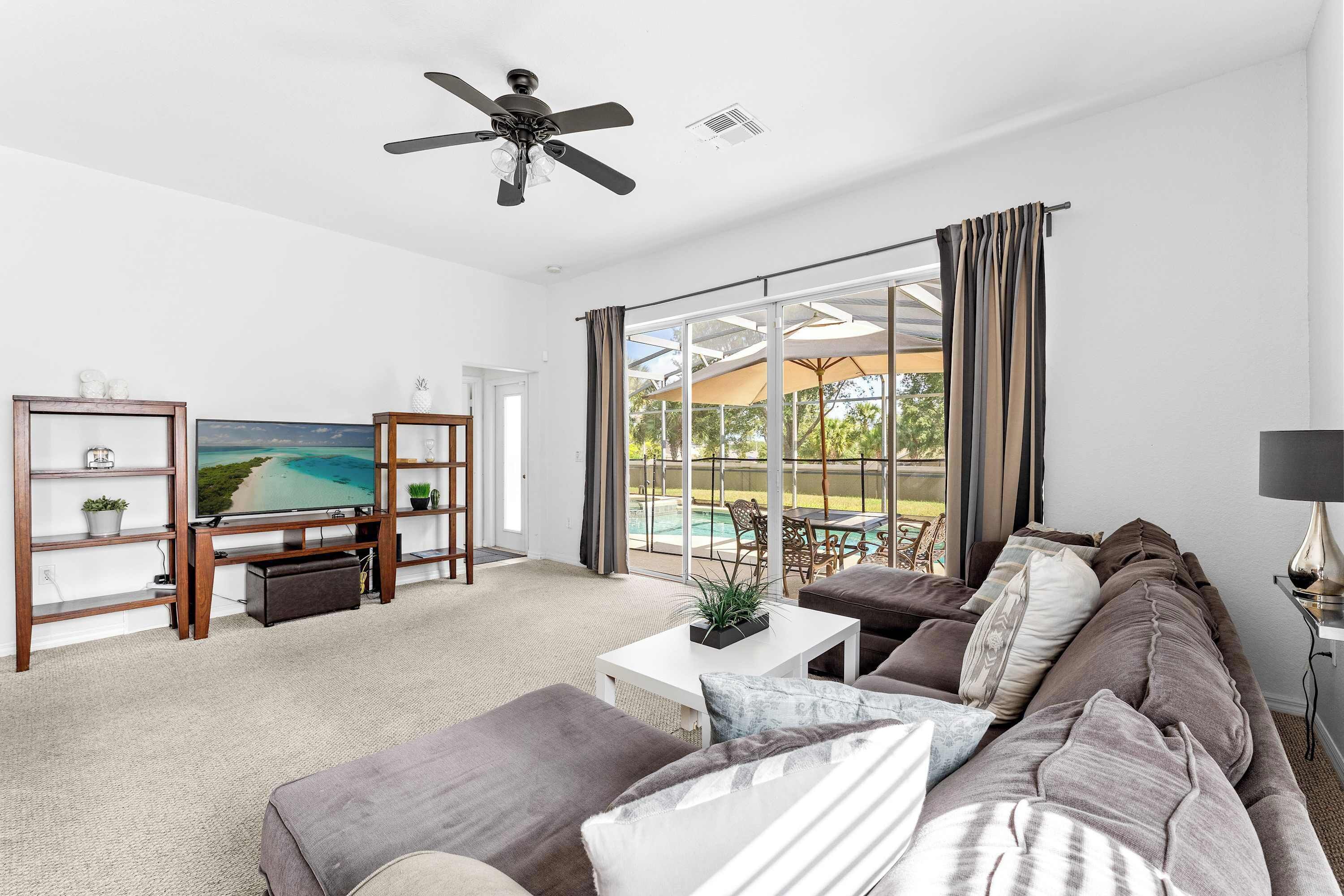 独立别墅, 多张床, 使用泳池, 花园景观 (Great Escape to Marbella South) | 起居区 | 42-英寸纯平电视（配备数码频道）