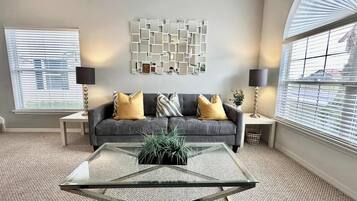 Casa, varias camas, acceso a la alberca, vista al jardín (Great Escape to Marbella South) | Área de sala de estar | Televisión de pantalla plana de 42 pulgadas con canales digitales