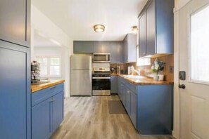 Fridge, microwave, oven, stovetop - The Lookout at Darling Shores (Alexandria)