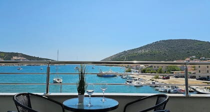 Beachfront Beauty, Perla