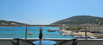 Beachfront Beauty, Perla