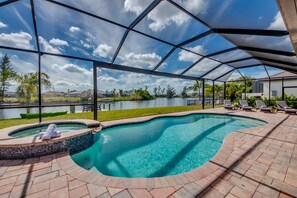 Alberca al aire libre y alberca climatizada