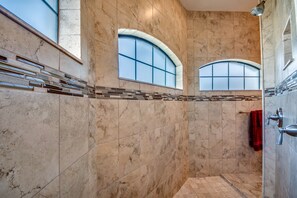 Hair dryer, towels, soap, toilet paper - Villa Bahama Bay - on water, comfy, pool, spa, kayaks (Cape Coral)