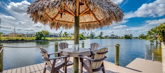 Villa Bahama Bay - on water, comfy, pool, spa, kayaks