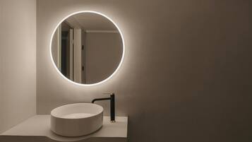 Een douche, handdoeken