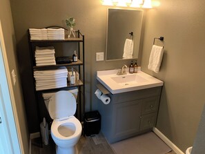 Ducha, toallas, jabón y champú