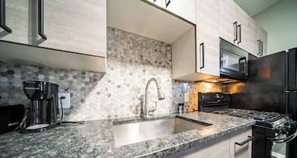 Little Italy Gem: Close to CWRU, Cleveland Clinic & Top Restaurants w/ King Bed