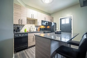 Geladeira, micro-ondas, fogão, cooktop