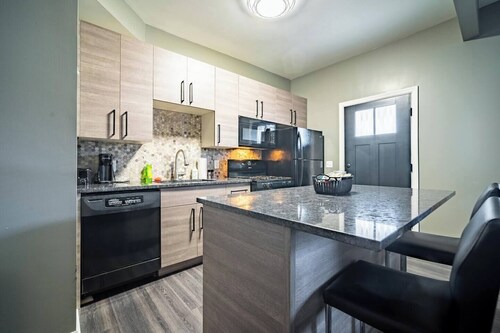 Little Italy Gem: Close to CWRU, Cleveland Clinic & Top Restaurants w/ King Bed