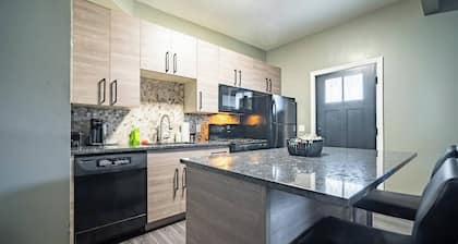 Little Italy Gem: Close to CWRU, Cleveland Clinic & Top Restaurants w/ King Bed