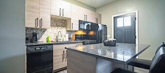 Little Italy Gem: Close to CWRU, Cleveland Clinic & Top Restaurants w/ King Bed