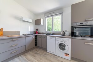 Fridge, microwave, oven, stovetop - Grand Studio Indépendant (Villemoustaussou)