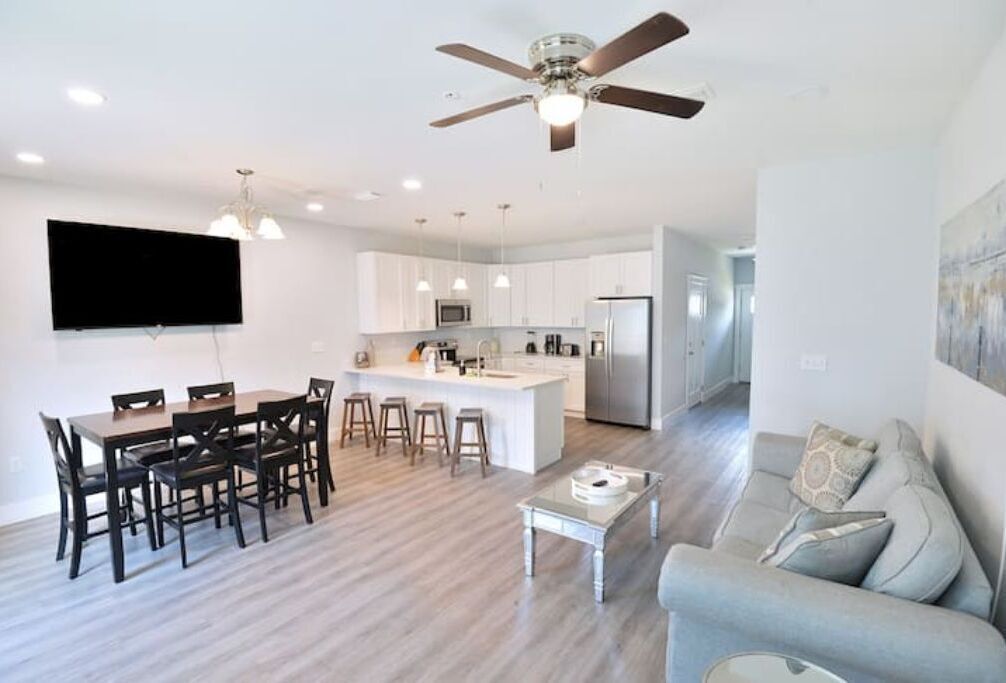 Newly Built Townhouse sleeps 10! Near To Beach!