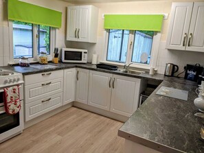 Kjøleskap, mikrobølgeovn, ovn og vannkoker