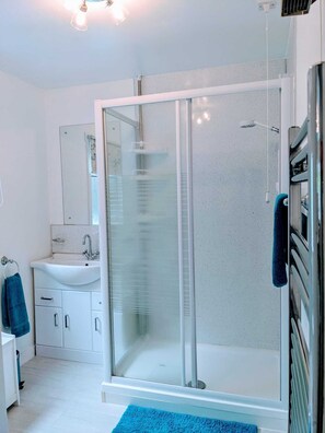 Dusche, Handtücher, Seife, Toilettenpapier