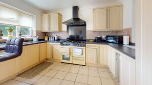House | Private kitchen | Fridge, microwave, oven, stovetop - Charming 5-bed House in Grays (Grays)