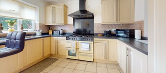 Charming 5-bed House in Grays