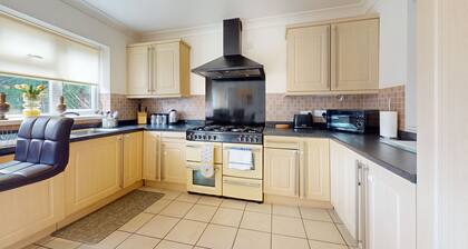 Charming 5-bed House in Grays