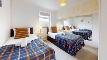 House | 5 bedrooms, iron/ironing board, free WiFi, bed sheets