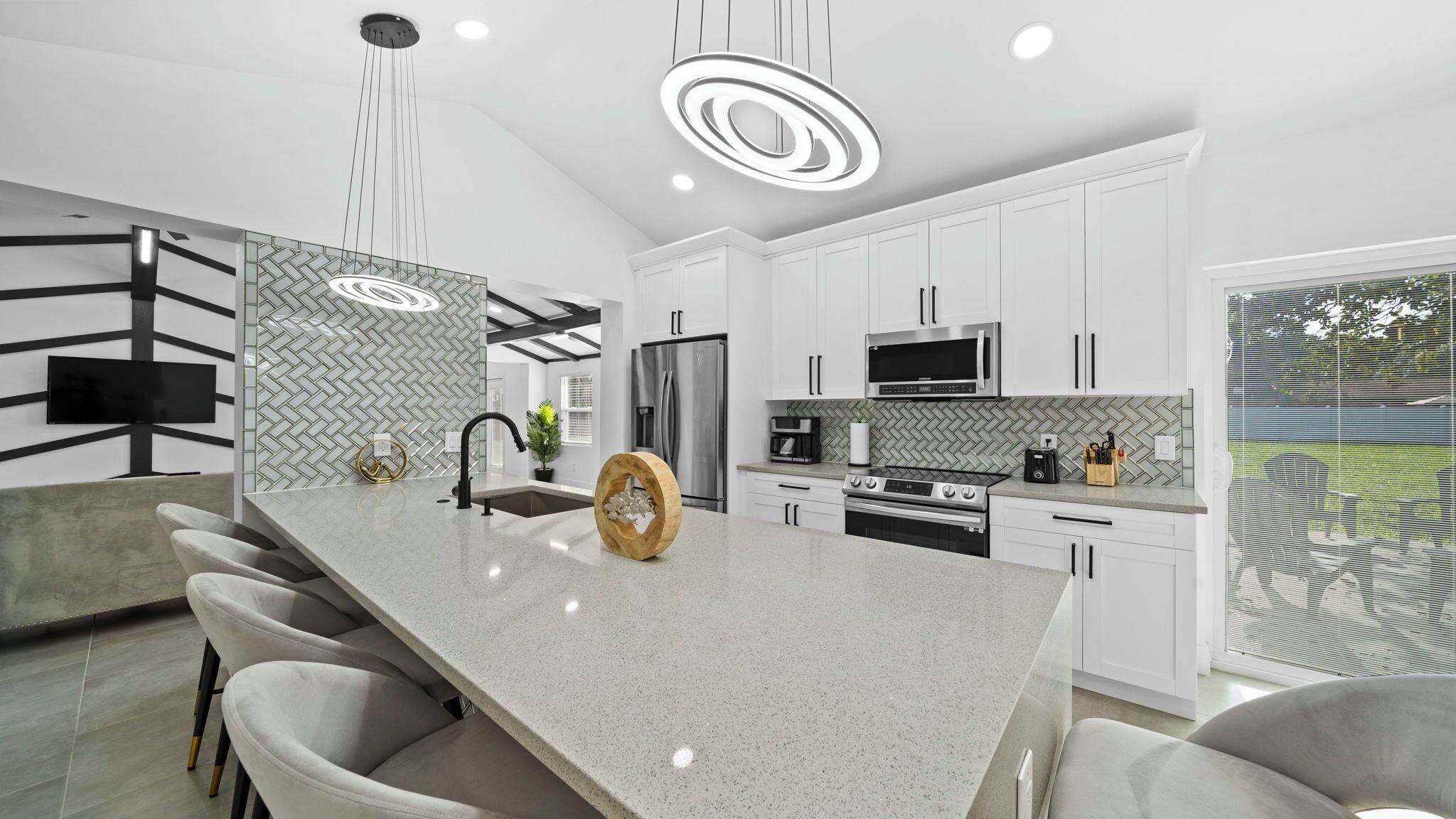 Geladeira, micro-ondas, fogão, cooktop