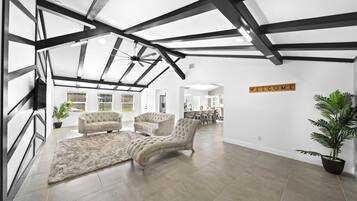 TV connectée, cheminée, table de tennis de table