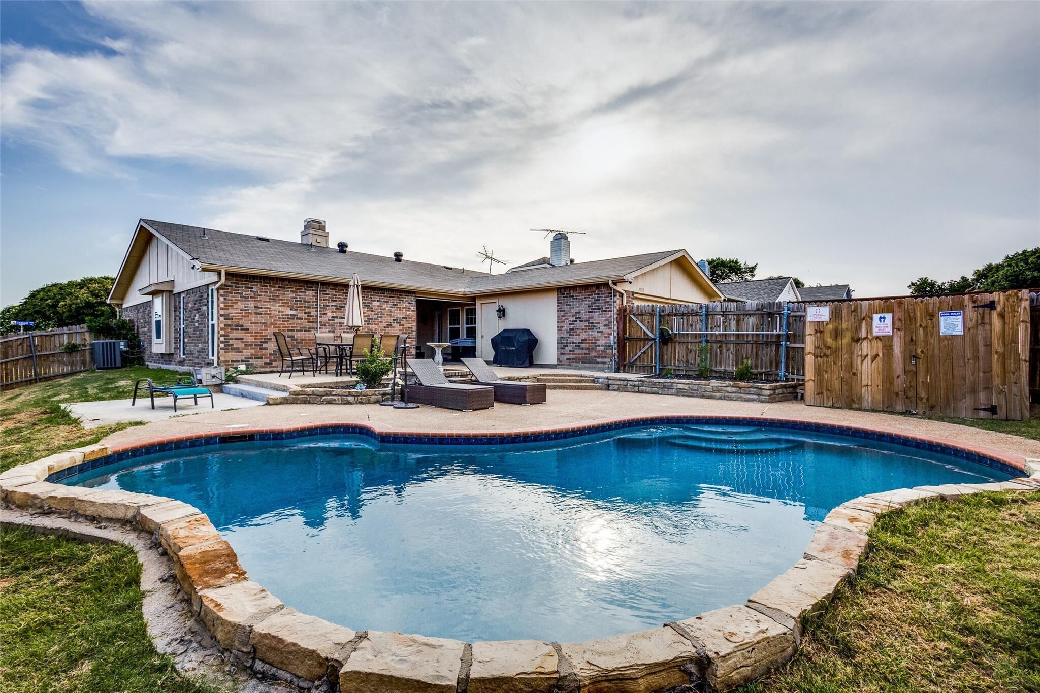 Refresh Dive into Summer: Renovated Plastered Pool -Your Perfect Escape near DFW