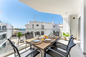 Outdoor dining - Stunning 3 BDR Flat W/ Rooftop Pool by LovelyStay (Olhos de Água)