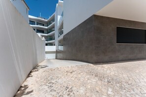 Exterior - Stunning 3 BDR Flat W/ Rooftop Pool by LovelyStay (Olhos de Água)