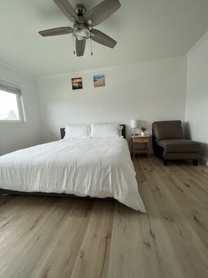 3 quartos, escrivaninha, ferros/tábuas de passar roupa