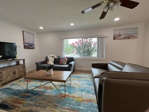 Smart TV, mesa de pingue-pongue, livros