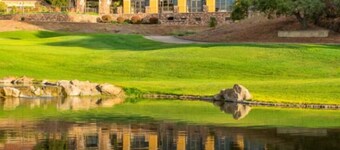 Modern King Beds/Beautiful Large yards/Long Stay/WI-FI/WFH/25 mins to Beach/FWY