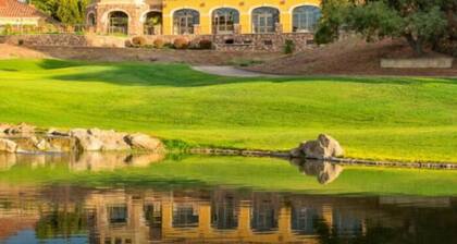 Modern King Beds/Beautiful Large yards/Long Stay/WI-FI/WFH/25 mins to Beach/FWY