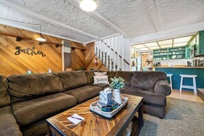 Smart TV, chimenea, libros y estéreo