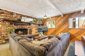 Smart TV, chimenea, libros y estéreo