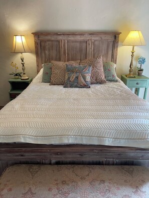 4 bedrooms, desk, travel cot, Internet