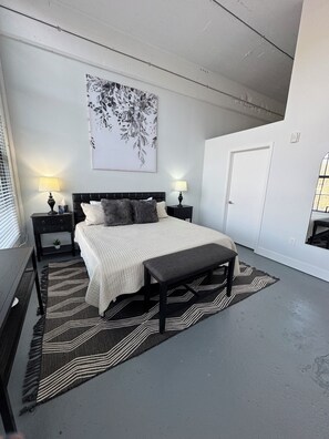 2 室のベッドルーム、デスク、アイロン / アイロン台、旅行用ベビーベッド