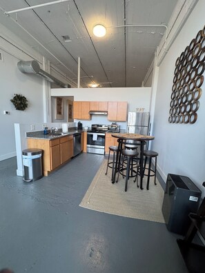 冷蔵庫、電子レンジ、オーブン、コンロ