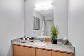 Regadera, secadora de cabello, toallas, jabón 