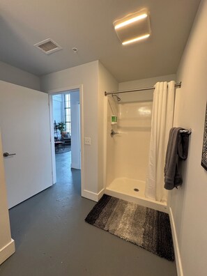 Shower, hair dryer, towels, soap - King Bed, Gym, Bike trail, Brewery on site! (Maineville)