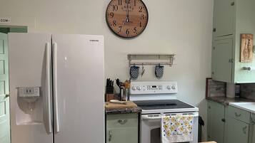 雪櫃、微波爐、焗爐、爐具